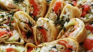 Рецепт Роллов из блинов со сливочным сыром, семгой и авокадо