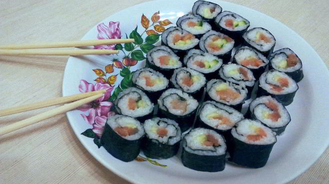 Рецепт Роллов по-домашнему со слабосоленой семгой