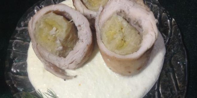 Рецепт куриных рулетиков с бананами и яблочным соусом