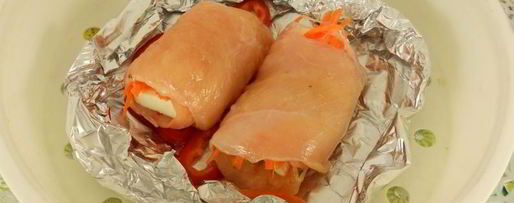 Шаг 4: куриных рулетиков с брынзой и морковью на пару