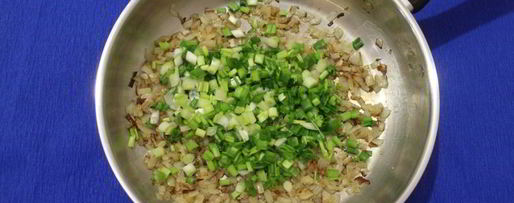 Шаг 2: мясного рулета с луком и яйцом