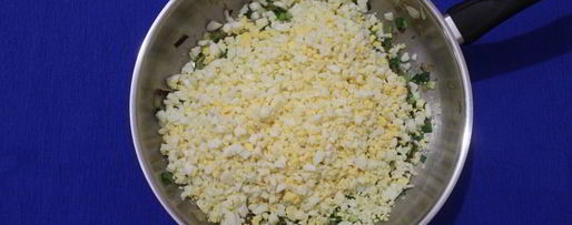 Шаг 3: мясного рулета с луком и яйцом