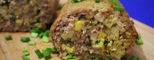 Шаг 6: мясного рулета с луком и яйцом