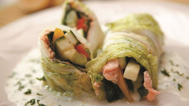 Рецепт Паровых рулетов из семги с овощами и зеленью с соусом из натурального йогурта