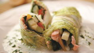 Рецепт Паровых рулетов из семги с овощами и зеленью с соусом из натурального йогурта