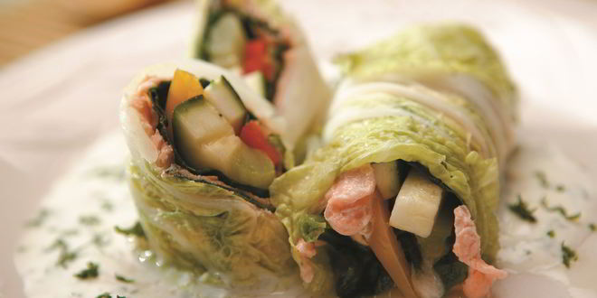 Рецепт паровых рулетов из семги с овощами и зеленью с соусом из натурального йогурта