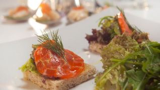 Рецепт Рулета из лосося на тостах