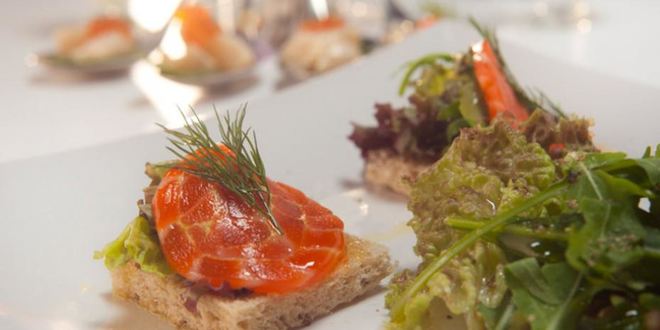 Рецепт рулета из лосося на тостах