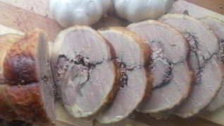 Рецепт Рулета из утки с финиками и орехами