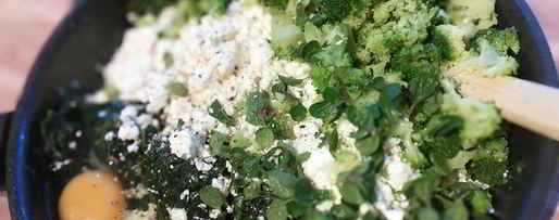 Шаг 3: рулета с фетой и шпинатом по-критски