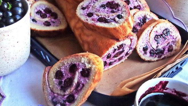 Рецепт Рулета с творогом и черникой