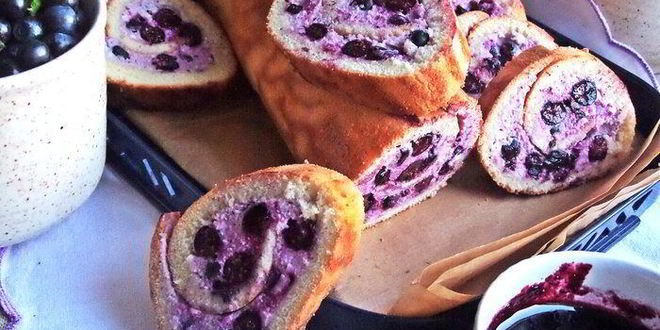 Рецепт рулета с творогом и черникой