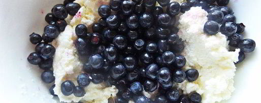 Шаг 15: рулета с творогом и черникой