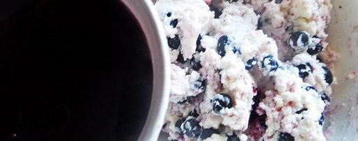 Шаг 16: рулета с творогом и черникой