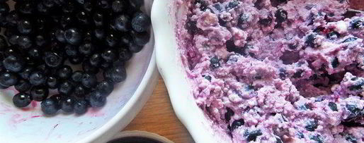 Шаг 18: рулета с творогом и черникой