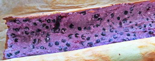 Шаг 22: рулета с творогом и черникой