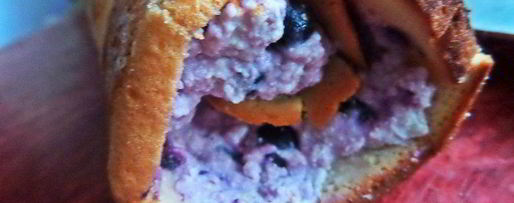 Шаг 25: рулета с творогом и черникой