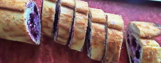 Шаг 26: рулета с творогом и черникой