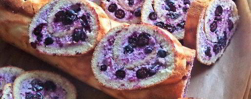 Шаг 27: рулета с творогом и черникой