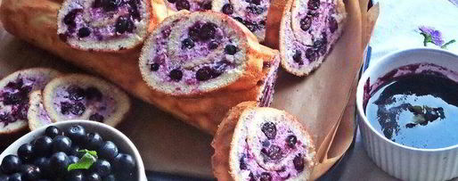 Шаг 28: рулета с творогом и черникой