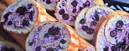 Шаг 29: рулета с творогом и черникой