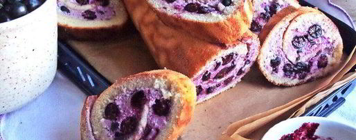 Шаг 30: рулета с творогом и черникой