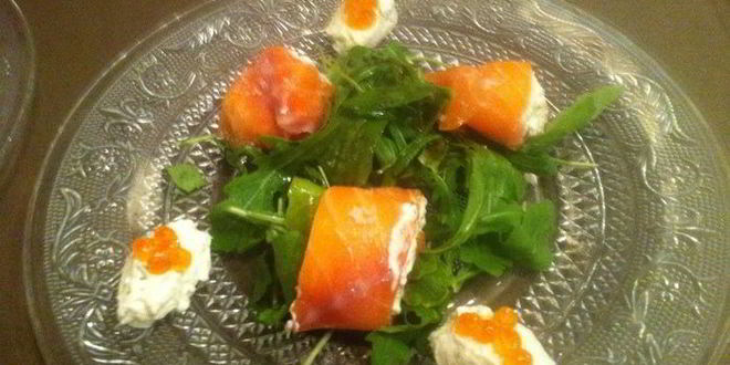 Рецепт рулетиков из копченого лосося