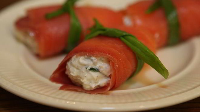 Рецепт Рулетиков из семги с творожно-огуречной начинкой