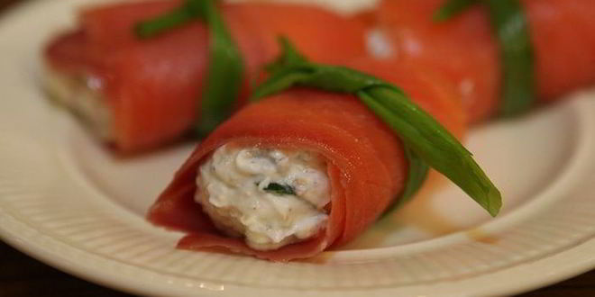 Рецепт рулетиков из семги с творожно-огуречной начинкой