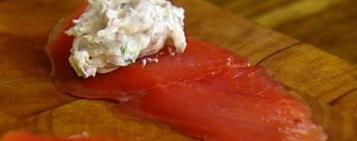 Шаг 3: рулетиков из семги с творожно-огуречной начинкой