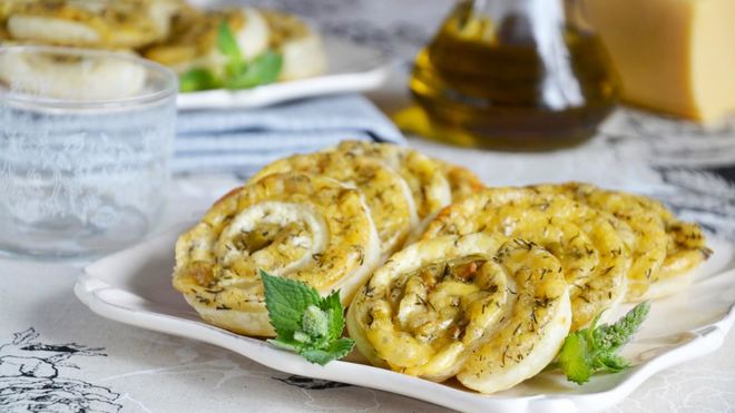 Рецепт Рулетиков из слоеного теста с сыром