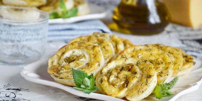 Рецепт рулетиков из слоеного теста с сыром