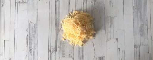 Шаг 1: рулетиков из слоеного теста с сыром