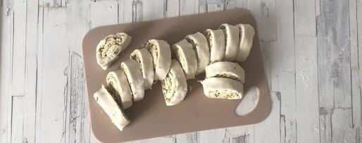 Шаг 11: рулетиков из слоеного теста с сыром