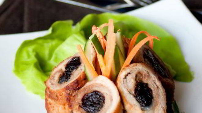 Рецепт Рулетиков из свинины с черносливом