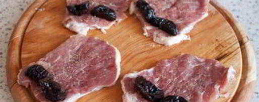 Шаг 1: рулетики из свинины с черносливом