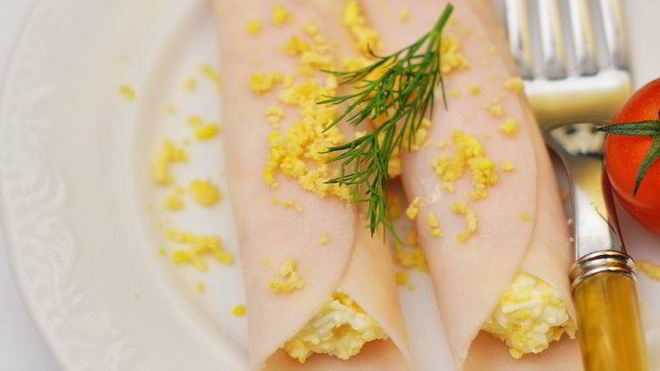 Рецепт Рулетиков из ветчины с сыром и чесноком