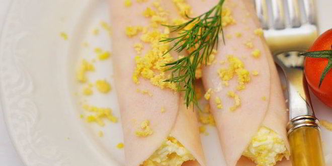 Рецепт рулетиков из ветчины с сыром и чесноком