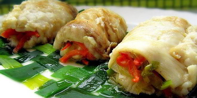 Рецепт рулетов из камбалы на циновке из порея