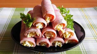 Рецепт Рулетов из ветчины с сыром и чесноком