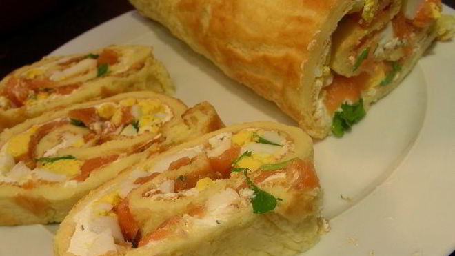 Рецепт Заварного рулета с начинкой из копченого лосося, яиц и сливочного сыра