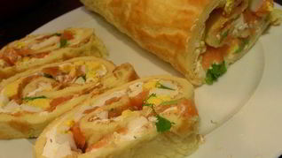 Рецепт Заварного рулета с начинкой из копченого лосося, яиц и сливочного сыра