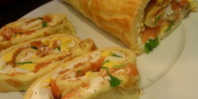 Рецепт заварного рулета с начинкой из копченого лосося, яиц и сливочного сыра