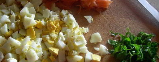 Шаг 8: заварного рулета с начинкой из копченого лосося, яиц и сливочного сыра