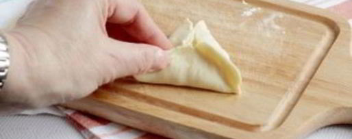 Шаг 3: самсы с сыром из слоеного теста