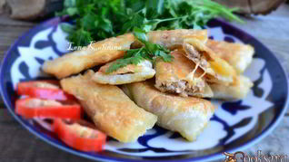 Рецепт Самсы слоеной с куриным фаршем и сыром, жареная на сковороде
