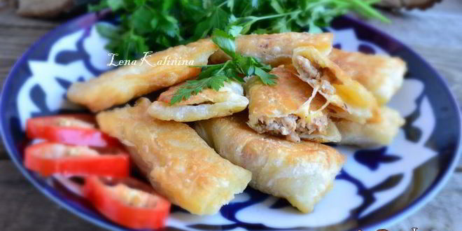 Рецепт самсы слоеной с куриным фаршем и сыром, жареная на сковороде
