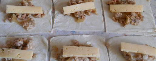 Шаг 3: самсы слоеной с куриным фаршем и сыром, жареная на сковороде