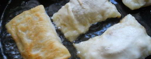 Шаг 4: самсы слоеной с куриным фаршем и сыром, жареная на сковороде