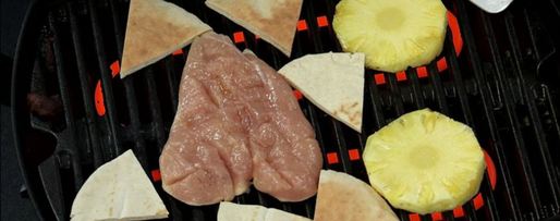 Шаг 2: шавермы с курицей на тарелке